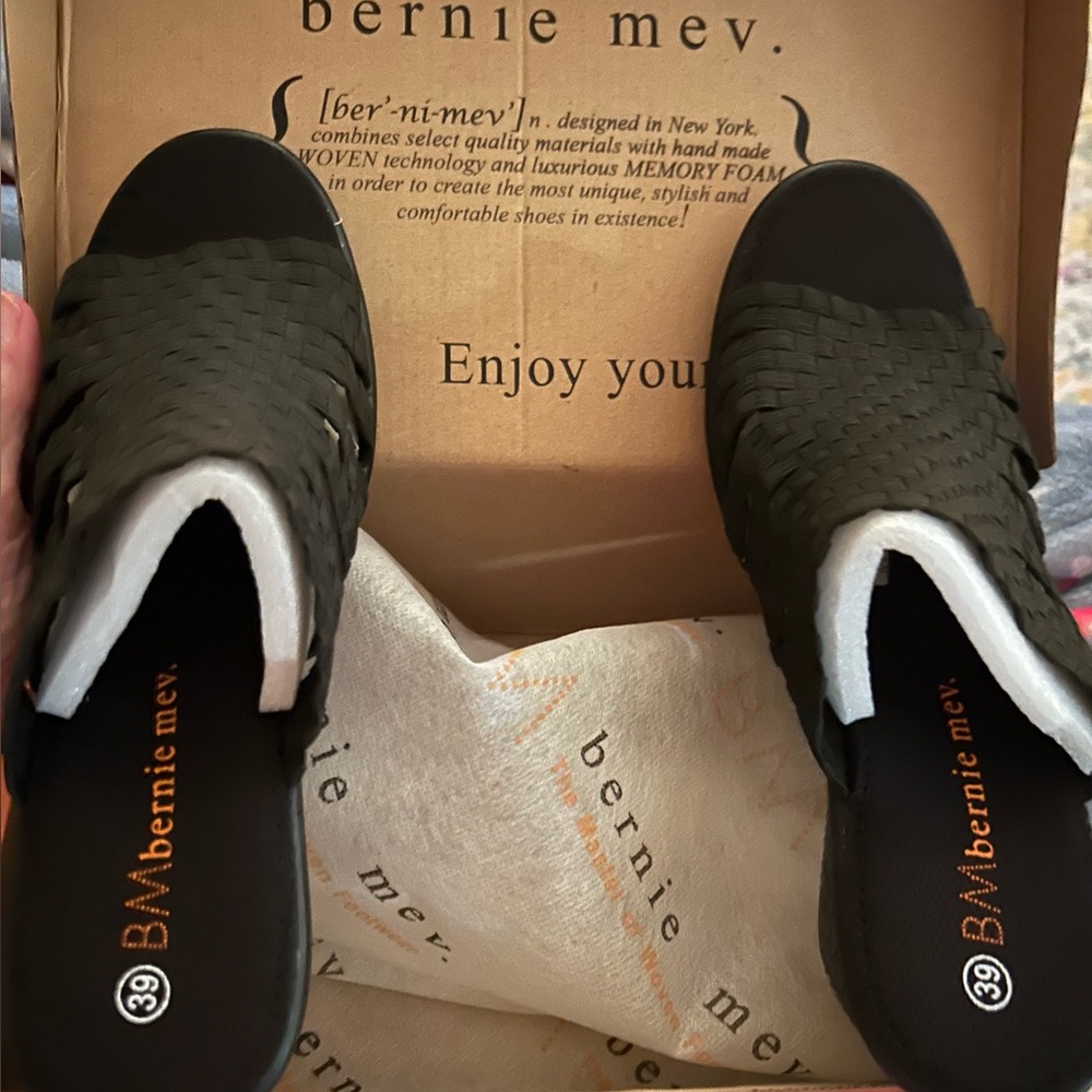 Bernie Mev Black Slip On Open Toe Wedge size 39 eu=8.5 us NWT - Picture 6 of 8